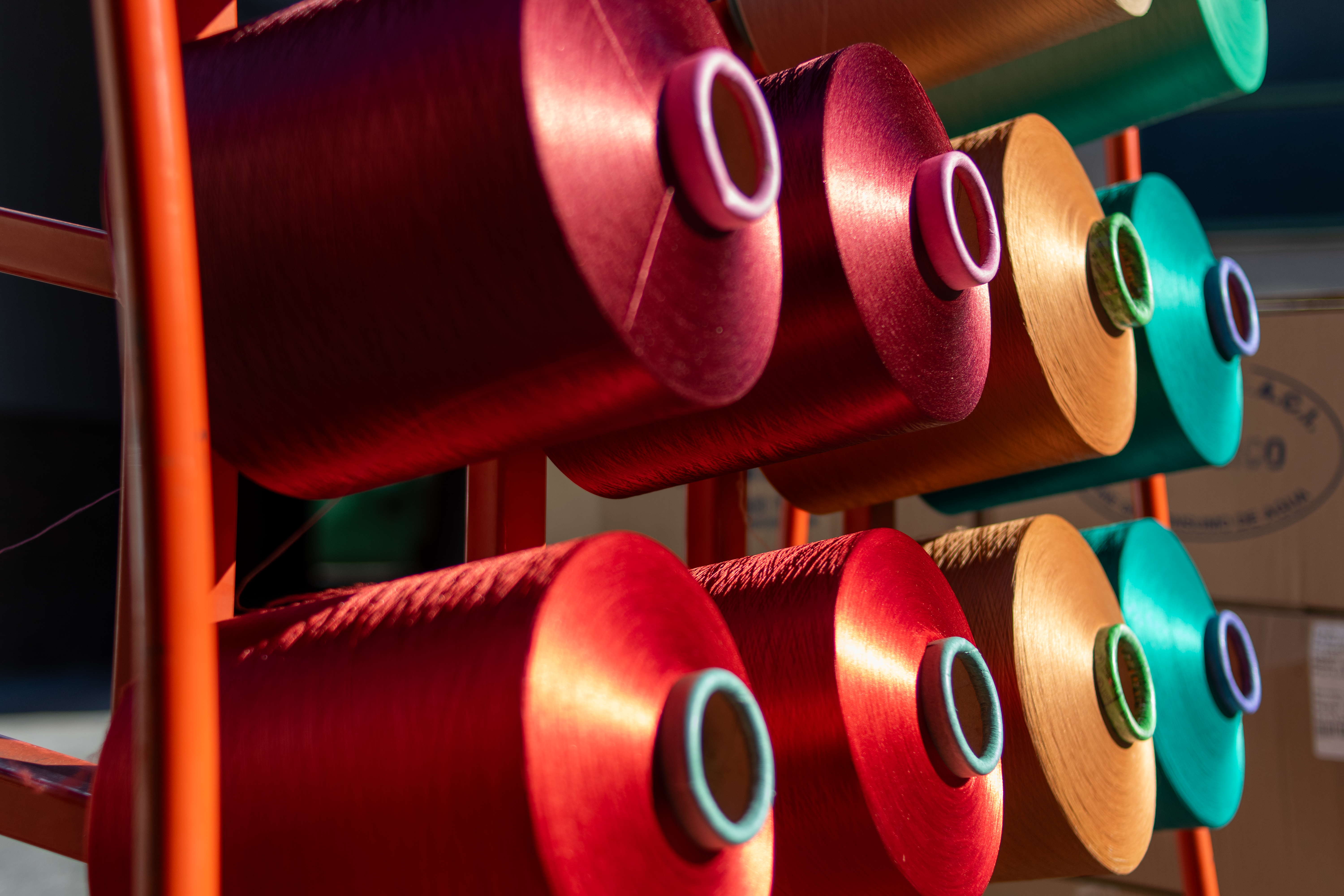 Bobinas de hilados industriales de distintos colores
