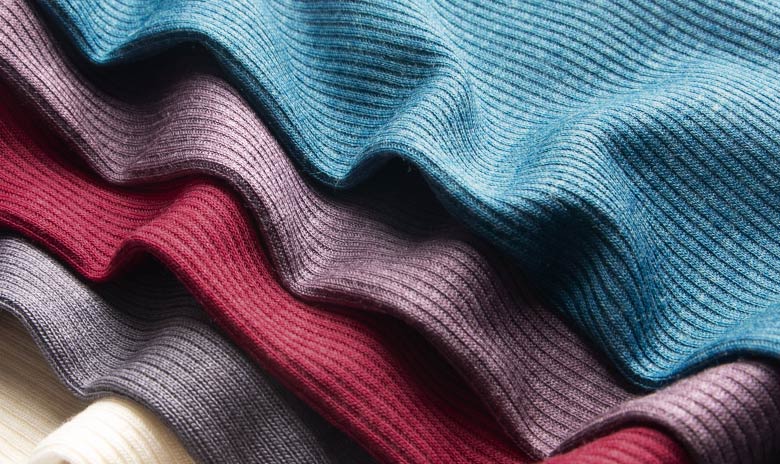 Telas de punto de distintos colores con pliegues